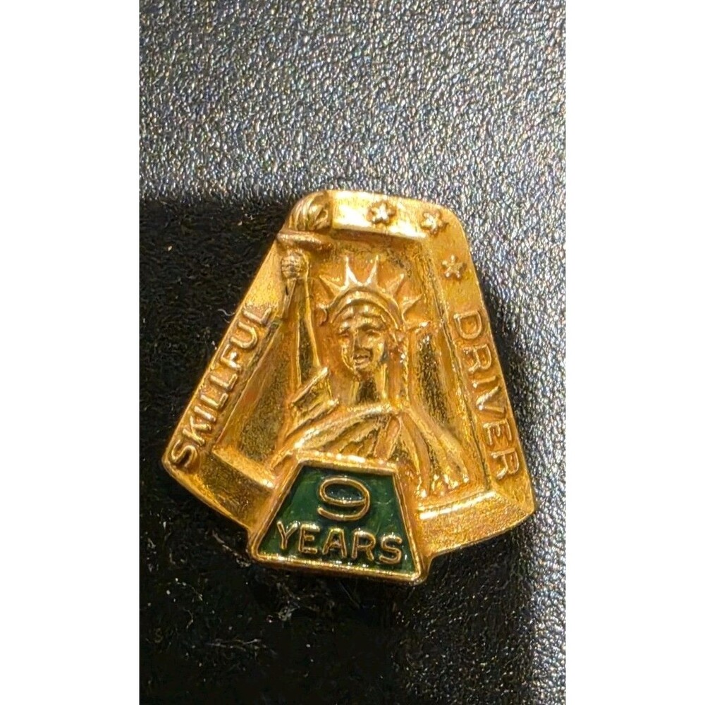 VINTAGE UPS UNITED PARCEL SERVICE EMPLOYEE BADGE 9 YEAR DRIVER SERVICE PIN
